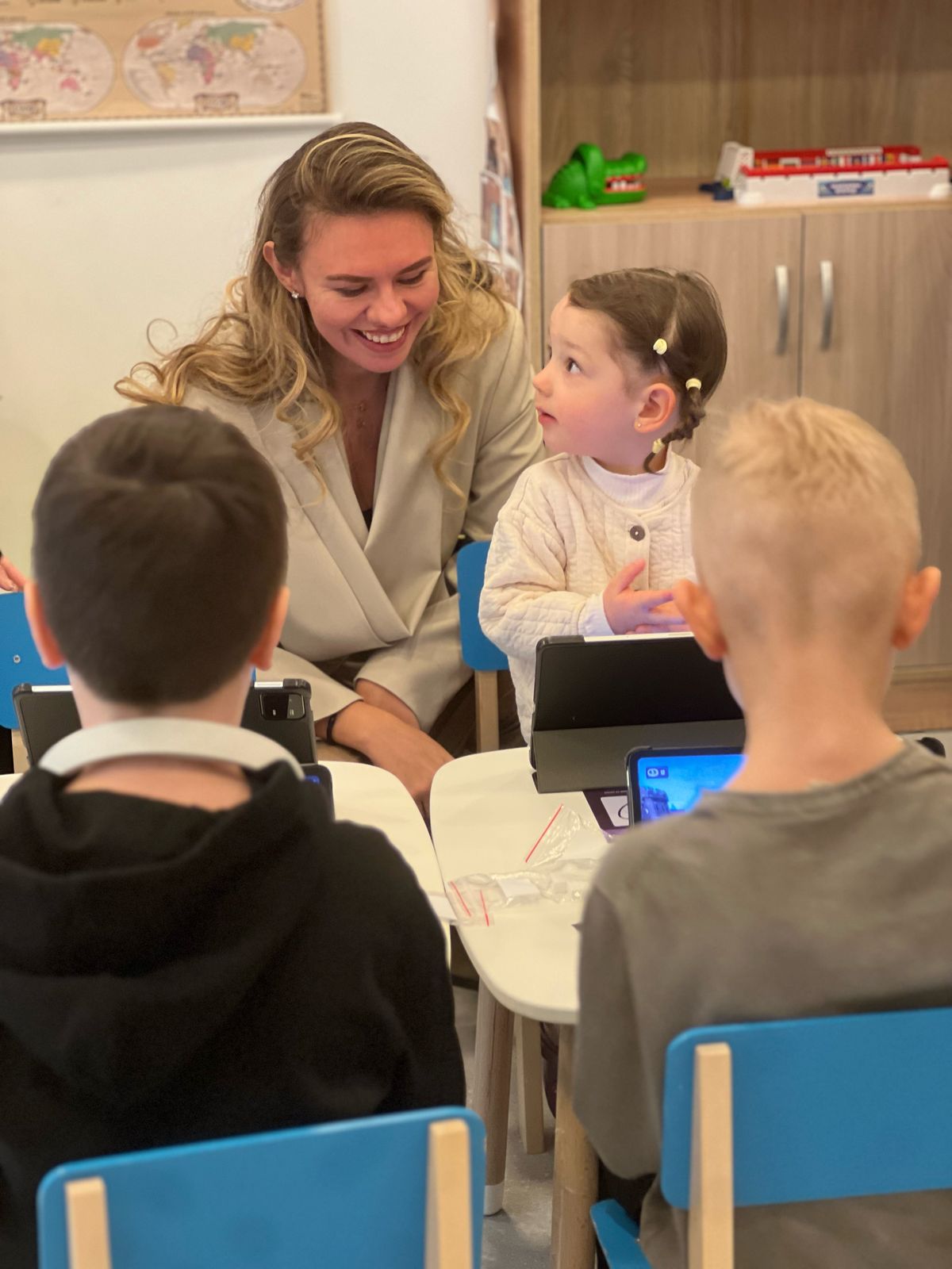 Педагог и дети на групповом занятии в Mycleverland