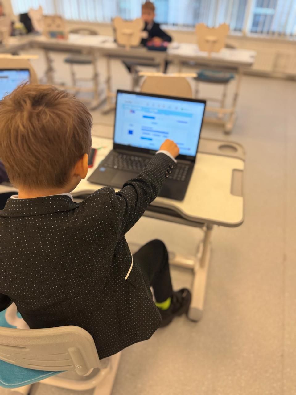 Ученик Mycleverland работает за ноутбуком на занятии